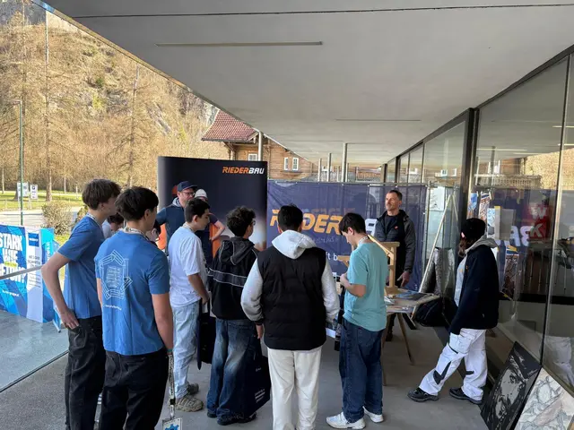 Schülerinnen und Schüler probieren Lehrberufe direkt vor Ort in Kufstein aus und kommen mit Betrieben ins Gespräch. | Foto: WK Tirol