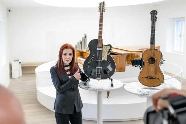Historische Begegnung: Die originale Mohr-Gitarre trifft auf ein Instrument von Elvis Presley. | Foto: Adi Aschauer