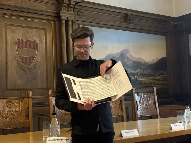 Benjamin Mühlbachler, Historiker der Stadt Hallein, bei seinen Ausführungen zur Geschichte von „Stille Nacht“. | Foto: Theresa Vogl