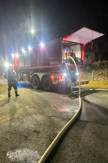 Zwei Personen wurden von der Feuerwehr aus dem Gebäude gebracht.  | Foto: Feuerwehr Neumarkt