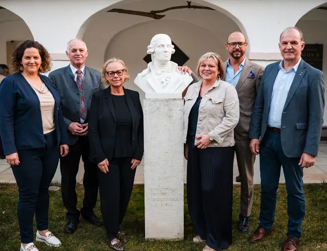 Daniela Koller, Obfrau REV Römerland-Carnuntum, Bürgermeister Albert Mayer (ÖVP), Gabriele Preisinger, Geschäftsführerin REV Römerland-Carnuntum, Joseph-Haydn-Büste, Gabriele Groser-Schlagenhaufen, Ticketing-Chefin des Haydn Geburtshauses; Michael Linsbauer, künstlerischer Leiter der „Haydnregion Niederösterreich“; Landesabgeordneter und Bürgermeister Otto Auer (ÖVP) | Foto: Haydnregion Niederösterreich