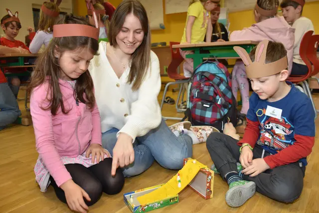 Zum großen Frühlingsfest mit dem Osterhasen luden die Direktorin der Volksschule Pabneukirchen Doris Kurus und ihr Lehrerteam. Mit dabei Seniorenbund, Elternverein und Kindergarten. | Foto: Zinterhof