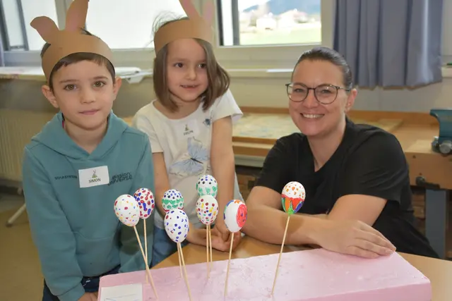 Zum großen Frühlingsfest mit dem Osterhasen luden die Direktorin der Volksschule Pabneukirchen Doris Kurus und ihr Lehrerteam. Mit dabei Seniorenbund, Elternverein und Kindergarten. | Foto: Zinterhof