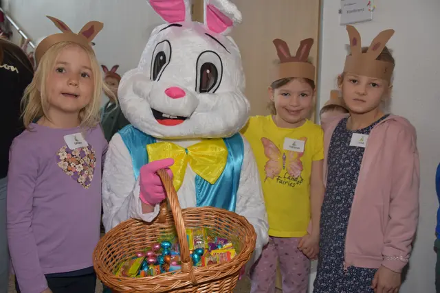 Zum großen Frühlingsfest mit dem Osterhasen luden die Direktorin der Volksschule Pabneukirchen Doris Kurus und ihr Lehrerteam. Mit dabei Seniorenbund, Elternverein und Kindergarten. | Foto: Zinterhof