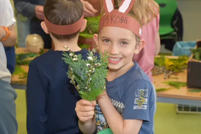 Zum großen Frühlingsfest mit dem Osterhasen luden die Direktorin der Volksschule Pabneukirchen Doris Kurus und ihr Lehrerteam. Mit dabei Seniorenbund, Elternverein und Kindergarten. | Foto: Zinterhof