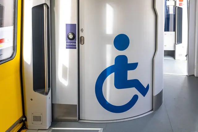 Im Fahrgastraum gibt es Platz für Fahrräder, Kinderwägen sowie reservierte Bereiche für Rollstuhlfahrer. | Foto: Stadler