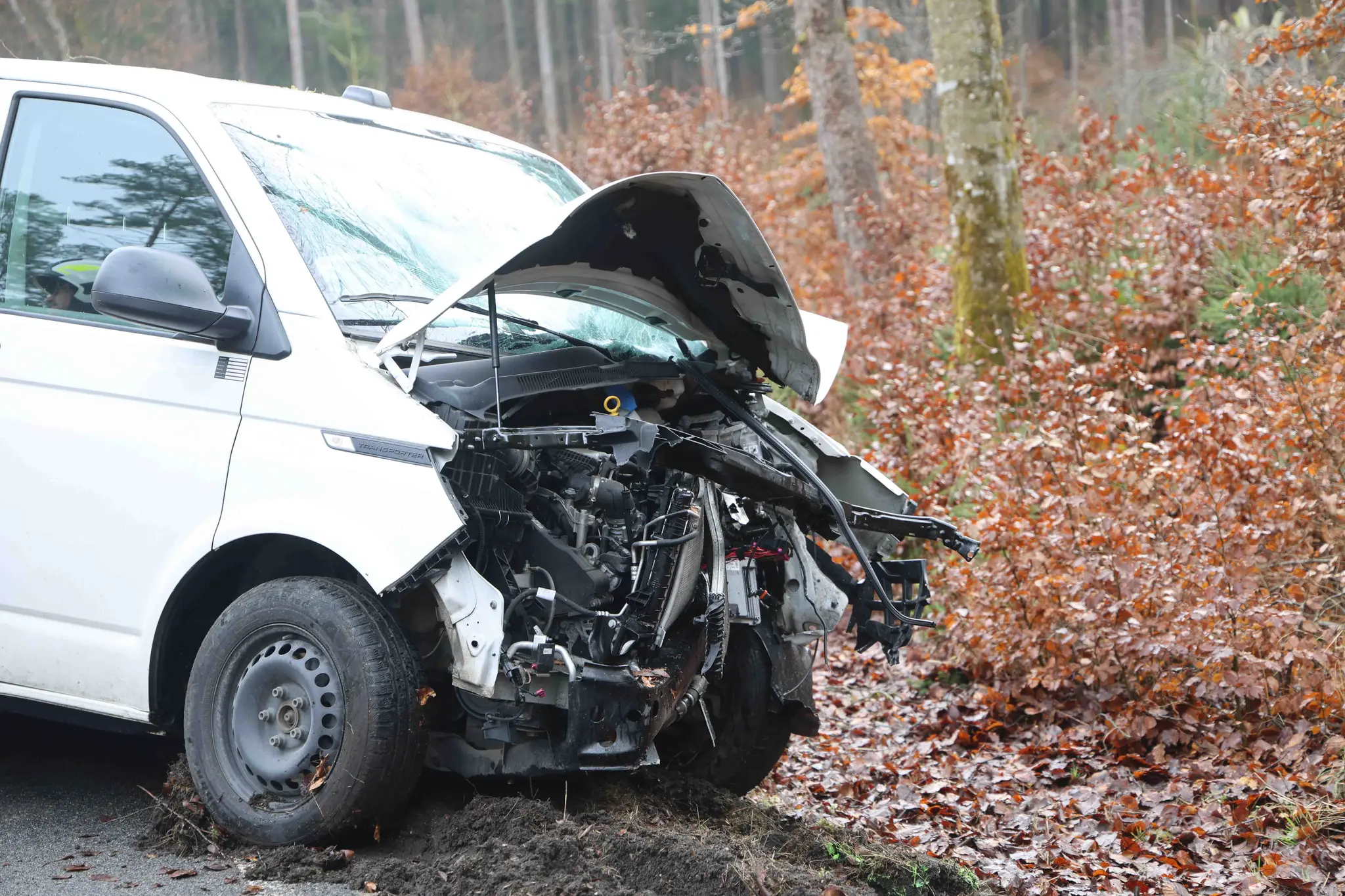 Rescue operation in Geretsberg: Van crashes into tree - | Braunau