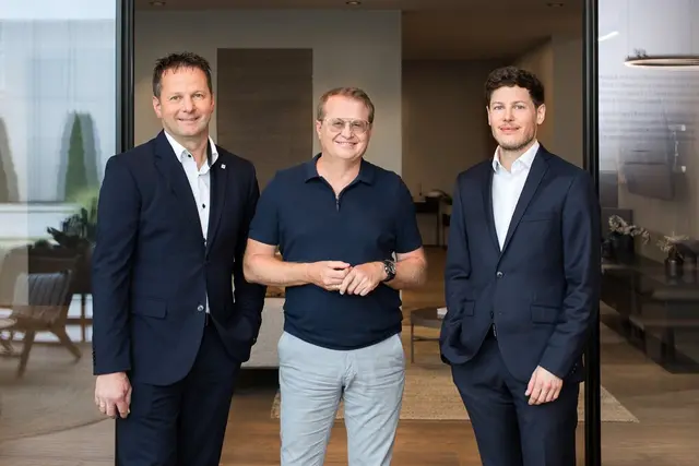 Gerhard Kasbauer (COO), Johann Scheuringer (CEO und Mehrheitseigentümer) und Stefan Wagner (CSO und CFO) zeigen sich erfreut über den Marktanteilsgewinn im Jahr 2025. | Foto: Josko