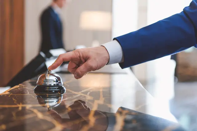 Ein 50-jähriger Deutscher soll in mehreren Hotels im Ötztal genächtigt haben, ohne die Rechnungen zu begleichen – der Schaden liegt im hohen vierstelligen Bereich. | Foto: smarterpix (Symbolbild)