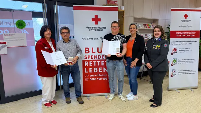 Gabriele Nabinger (Ärztin Blutspendeaktion, Bezirksstellenleiterin Neusiedl/See), Josef Grubmüller (100 Spenden, Gold mit bronzenem Lorbeerkranz), Thomas Kaufmann (25 Spenden, Bronze), Manuela Ladner (GGr. Zwentendorf), Julia Böck (Bezirksstellenleiterin Atzenbrugg)
 | Foto: RK Atzenbrugg-Heiligeneich