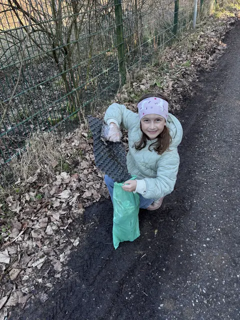 Dem Zsamramsack-Spender bei der Hängebrücke in Schärding entnahm Matilda Sackerl und Handschuhe und machte sich ans Werk. | Foto: Dorfer