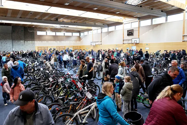 Hunderte gebrauchte Fahrräder, Mountainbikes, Rennräder, E-Bikes, Crossbikes sowie Kinderräder im Sportzentrum Telfs: Auch heuer sorgte der Radlmarkt wieder für Rekordzahlen. 550 Gebraucht-Fahrräder aller Größen und Preisklassen wechselten die/den BesitzerIn. | Foto: MG Telfs