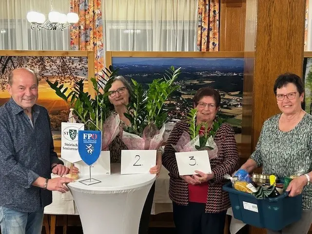 Ingrid Sporrer (2. v. l.) und Hilde Wedam (3. v. l.) gingen beim 22. Damenpreisschnapsen als die Siegerinnen hervor.  | Foto: FPÖ OG Gersdorf