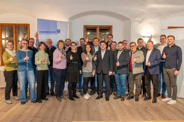 Traunkirchner Gemeinderätinnen und Gemeinderäte mit Bürgermeister, Amtsleiter und Bauamtsleiter nach der erfolgreichen Beschlussfassung für den Neubau des Kindergartens. | Foto: Reini Lang