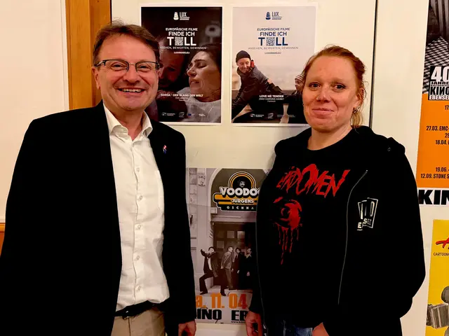 Europaabgeordneter Hannes Heide (links) bedankt sich bei Riki Müllegger vom Kino Ebensee, die auch Gemeindevorständin für Kultur ist, für die Möglichkeit, den LUX-Publikumspreis zu präsentieren. | Foto: Kino Ebensee