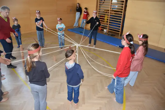 Zum großen Frühlingsfest mit dem Osterhasen luden die Direktorin der Volksschule Pabneukirchen Doris Kurus und ihr Lehrerteam. Mit dabei Seniorenbund, Elternverein und Kindergarten. | Foto: Zinterhof