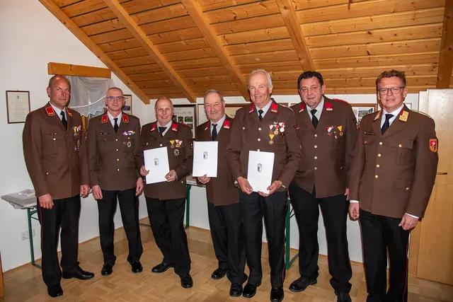 Für 50 Jahre verdienstvolle Tätigkeit im Feuerwehrwesen wurden Leopold Jäger, Johann Fuchs sowie Josef Perner senior geehrt.  | Foto: FF-Weißpriach