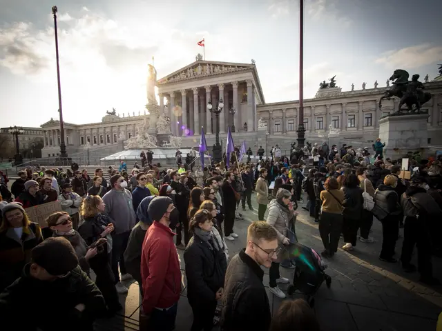 1.000 Menschen demonstrierten vor dem Parlament. | Foto: Sarah Langoth/MUT-ME