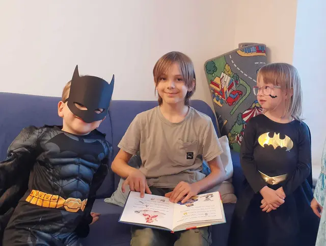 Beim Kindermaskenball der Bücherei Großmürbisch las Johannes den beiden Kindern Pauline und Lorenz eine Geschichte vor. | Foto: Bücherei Großmürbisch