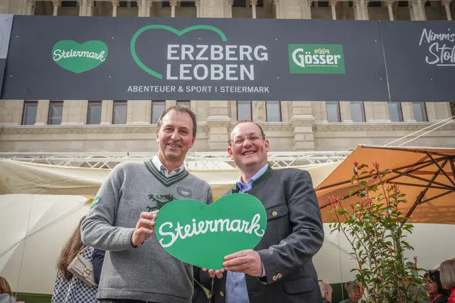 Die Obersteiermark Ost ist beim Steiermarkfrühling stark vertreten: Der Tourismusverband Erzberg-Leoben bringt Abenteuer, Sport und Kulinarik in die Bundeshauptstadt. Im Bild: Vorsitzender Rudolf Tischart und Geschäftsführer Markus Leitner (v. l.) | Foto: TV Erzberg-Leoben