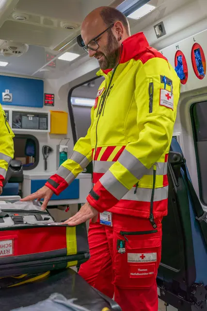 Bei jeder Übernahme stellt das Team sicher, dass der Rettungswagen vollständig ist. | Foto: Rotes Kreuz Schwaz / Mader