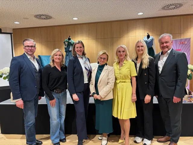 Bei der Landesfrauenkonferenz (v. l.): Helmut Linhart, Renate Götschl, Barbara Eibinger-Miedl, Gabi Lechner, Riki Vogl, Vanessa Magg und Günter Riedenbauer | Foto: MeinBezirk/Harald Almer
