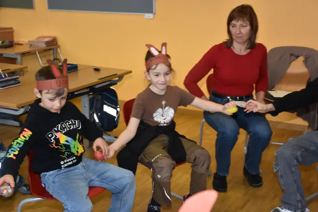 Zum großen Frühlingsfest mit dem Osterhasen luden die Direktorin der Volksschule Pabneukirchen Doris Kurus und ihr Lehrerteam. Mit dabei Seniorenbund, Elternverein und Kindergarten. | Foto: Zinterhof