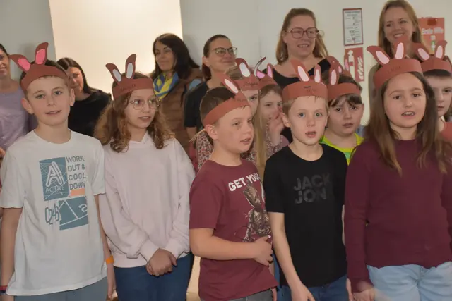 Zum großen Frühlingsfest mit dem Osterhasen luden die Direktorin der Volksschule Pabneukirchen Doris Kurus und ihr Lehrerteam. Mit dabei Seniorenbund, Elternverein und Kindergarten. | Foto: Zinterhof