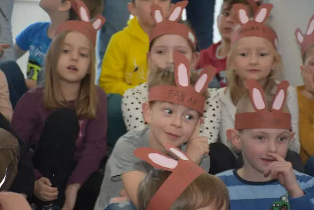 Zum großen Frühlingsfest mit dem Osterhasen luden die Direktorin der Volksschule Pabneukirchen Doris Kurus und ihr Lehrerteam. Mit dabei Seniorenbund, Elternverein und Kindergarten. | Foto: Zinterhof