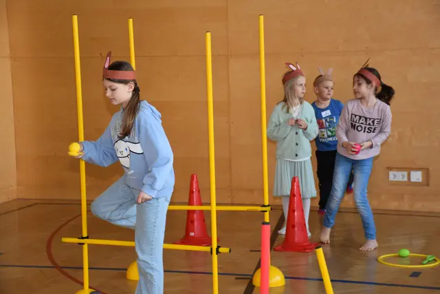 Zum großen Frühlingsfest mit dem Osterhasen luden die Direktorin der Volksschule Pabneukirchen Doris Kurus und ihr Lehrerteam. Mit dabei Seniorenbund, Elternverein und Kindergarten. | Foto: Zinterhof