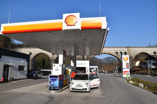 Viel mehr als nur eine Tankstelle: Geschäftsführerin Sonja Steinacher und ihr Ehemann Alexander tanken beim "Zapfwerk" in Neubruck auf.