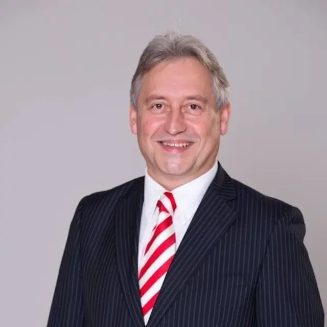 So wie einige andere Fraktionen auch wollte Karl Schmid-Wilches (SPÖ) die Änderung des Raumordnungsvertrages im öffentlichen Teil diskutieren, zumal die Grundbedingung für die Zustimmung der SPÖ zu dem Projekt die Realisierung von Sozialwohnungen war. | Foto: Stgm. Klbg.
