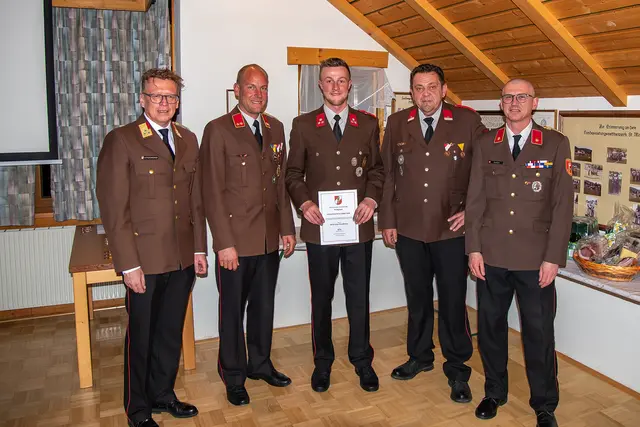 Stefan Kendlbacher (Mitte) erhielt die Beförderung zum Hauptfeuerwehrmann. | Foto: FF-Weißpriach