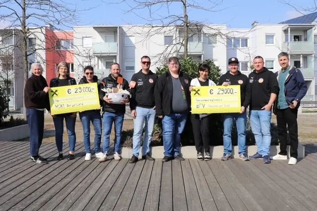Mit großer Freude konnte die "Sautanz Partie Mönchhof" die unglaubliche Rekordsumme von 58.000 € übergeben | Foto: Sautanz Partie 