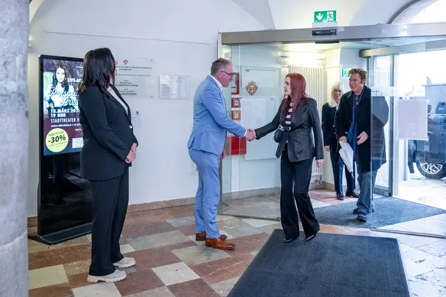 Offizieller Empfang im Rathaus: Bürgermeister Alexander Stangassinger begrüßt Priscilla Presley in Hallein. | Foto: Adi Aschauer