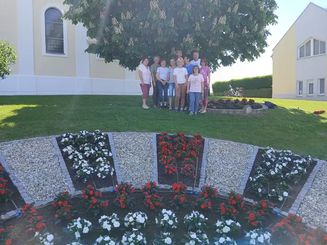 Seit über 15 Jahren sorgt der Verschönerungsverein Großmürbisch für ein blühendes Ortsbild. Liebevoll werden die Blumen das ganze Jahr über gepflegt. Besonders schön erblüht stets das Zentrum des Ortes, wie hier am Kirchenplatz. | Foto: Gemeinde Großmürbisch