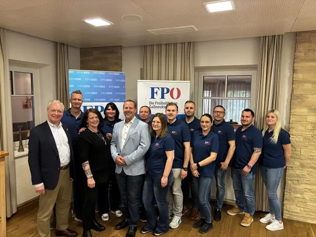 Hochmotiviert geht die Ortsgruppe Gallneukirchen mit Ortsparteiobmann Rainer Deischinger (erste Reihe, hellblaues Sakko) in die Vorbereitung zur Gemeinderatswahl 2027. | Foto: FPÖ UU
