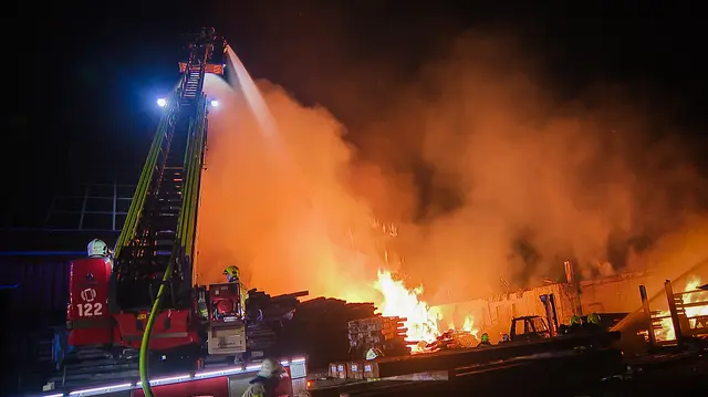 Die Feuerwehren waren bei dem Brand aufgrund der Hitze und der Menge des Brennmaterials gefordert. | Foto: Scharinger