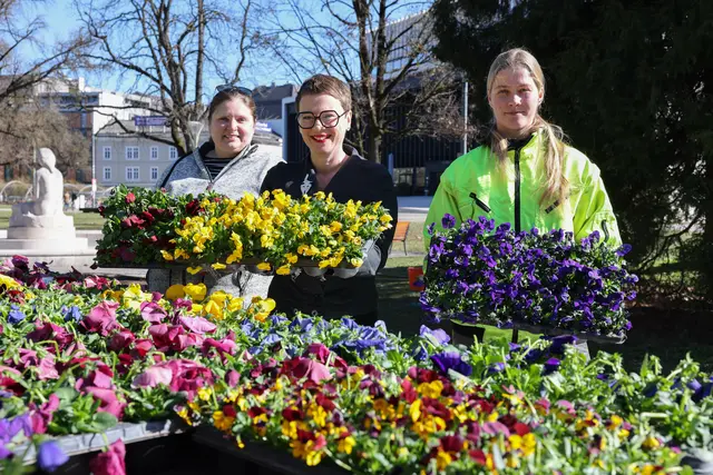 Stadträtin Eva Schobesberger (Mitte) mit den Stadtgärtnerinnen im Volksgarten. | Foto: Stadt Linz