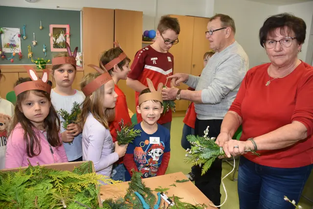 Zum großen Frühlingsfest mit dem Osterhasen luden die Direktorin der Volksschule Pabneukirchen Doris Kurus und ihr Lehrerteam. Mit dabei Seniorenbund, Elternverein und Kindergarten. | Foto: Zinterhof