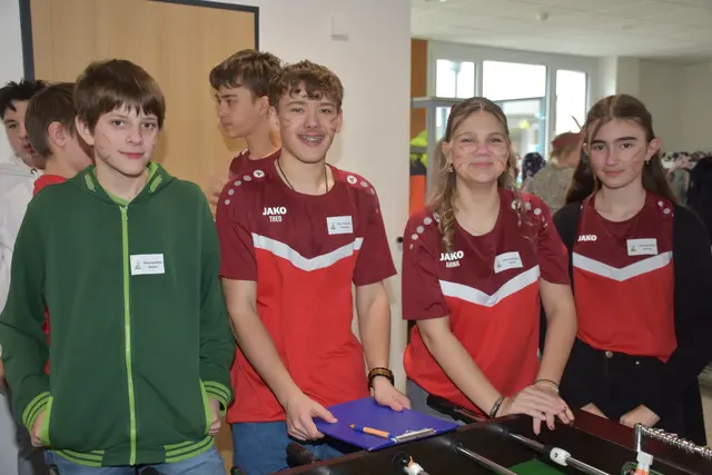 Zum großen Frühlingsfest mit dem Osterhasen luden die Direktorin der Volksschule Pabneukirchen Doris Kurus und ihr Lehrerteam. Mit dabei Seniorenbund, Elternverein und Kindergarten. | Foto: Zinterhof
