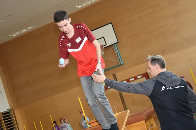 Zum großen Frühlingsfest mit dem Osterhasen luden die Direktorin der Volksschule Pabneukirchen Doris Kurus und ihr Lehrerteam. Mit dabei Seniorenbund, Elternverein und Kindergarten. | Foto: Zinterhof