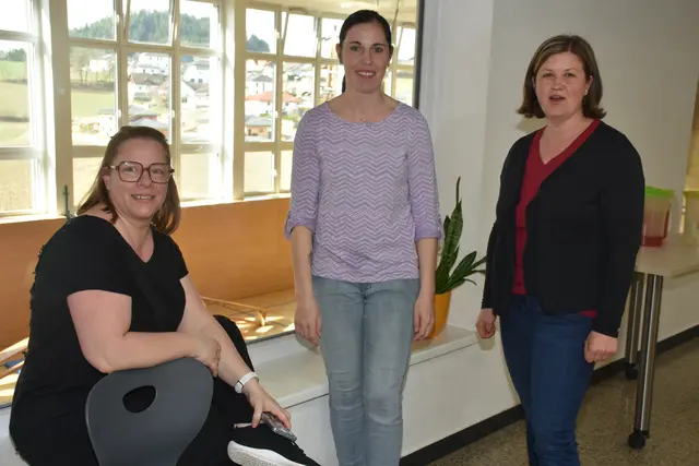 Zum großen Frühlingsfest mit dem Osterhasen luden die Direktorin der Volksschule Pabneukirchen Doris Kurus und ihr Lehrerteam. Mit dabei Seniorenbund, Elternverein und Kindergarten. | Foto: Zinterhof