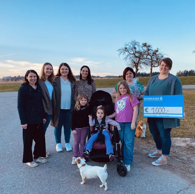 Von links: Claudia Dornetshuber, Magdalena Stieger, Birgit Wagner-Trinkfaß, Daniela Berger, Leonie, Daniela und Johanna mit Mama Jasmin Mühlböck, Maria Mayrhofer | Foto: Praxis Rundumadum