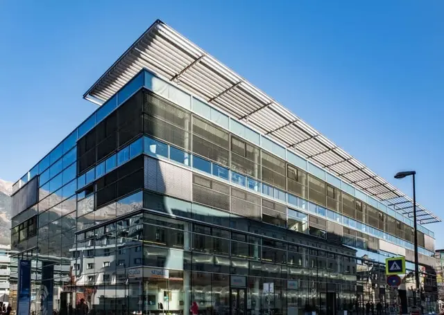 Im Auftrag des Landes wurde eine sogenannte Lebenszyklusanalyse erstellt, die eine Kostenersparnis von 864 Millionen Euro prognostiziert – für den Fall, dass statt eines Neubaus eine Sanierung der bisherigen MCI-Standorte erfolgt.  | Foto: MeinBezirk