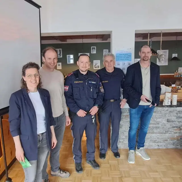 von links: Kathrin Unterweger, Bauernbund, Bürgermeister Bernhard Knotz, Stefan Zobernig, Polizeikommandant Herbert Zebedin und Bernhard Unterwalcher. | Foto: Privat