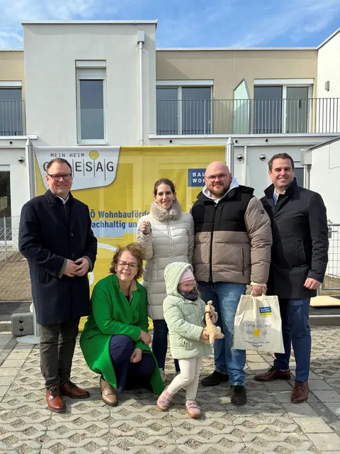 Bürgermeister Franz Aigner, Wohnbau-Landesrätin Christiane Teschl-Hofmeister, Jasmin, Dominik &amp; Antonia Grossberger und Gedesag Direktor Peter Forthuber. | Foto: Ecker