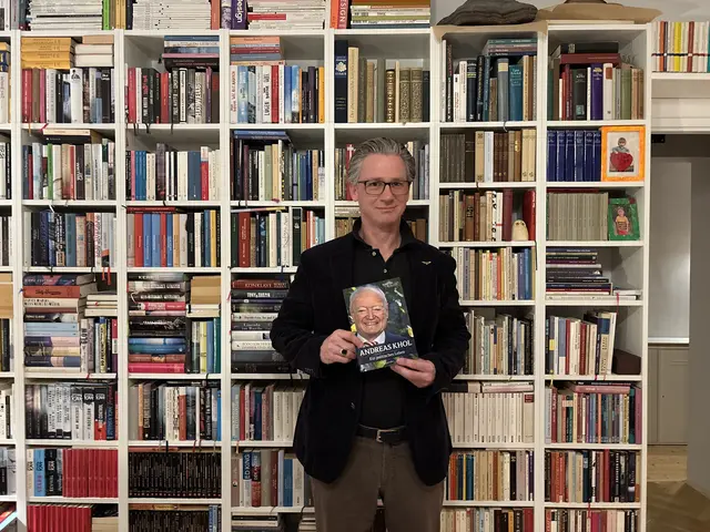 Martin Kolozs hat die Biographie von Andreas Khol geschrieben, der Schriftsteller bringt darin einige in der Öffentlichkeit noch unbekannte Seiten des Politikers zum Vorschein. | Foto: Mathias Kautzky/MeinBezirk