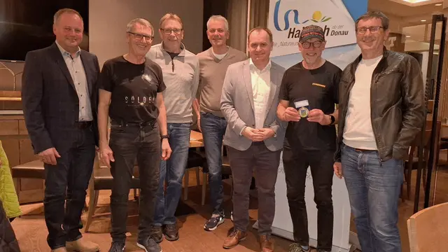 Von links: Bürgermeister Andreas Hinterberger, Gerald Schlager (Ehrenzeichen in Silber), Josef Sallaberger (Urkunde Dank und Anerkennung), Christian Scharinger (Mitglied Organisationsteam der Haibacher Radfreunde), Markus Augdoppler (Obmann Kulturausschuss), Peter Plöckinger (Ehrenzeichen in Gold), Franz Kaltseis (Obmann Tourismusverein Haibach ob der Donau)

  | Foto: Sabine Rathmayr