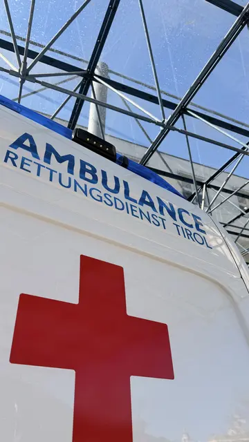 Bei einem Frontalzusammenstoß auf der B171 in Innsbruck wurden zwei Personen verletzt. Mehrere Fahrzeuge waren an dem Unfall beteiligt. | Foto: MeinBezirk/SPRENGERM/Symbolbild